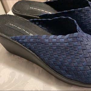 Steve Madden Wedge. Size 8-1/2 Navy .Stretchy